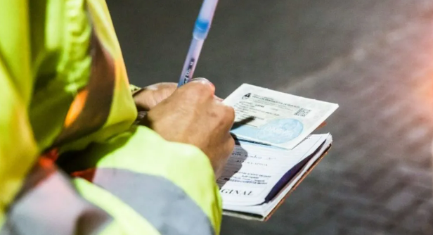 Denuncian cobros millonarios por multas irregulares en control vial del Este