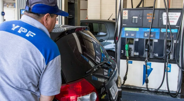 Petroleras suben combustibles hasta 5% mientras YPF espera