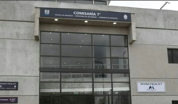 Policía aprehendido por presunto abuso de mujer detenida en Godoy Cruz