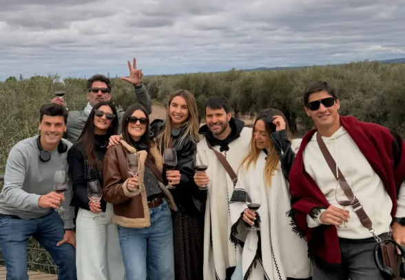 Sofía Martínez descansó en el Valle de Uco con amigos y vinos mendocinos - imagen adicional