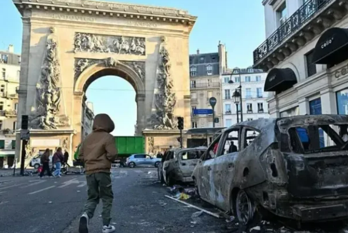Francia enfrenta disturbios masivos con miles de detenidos y policías heridos