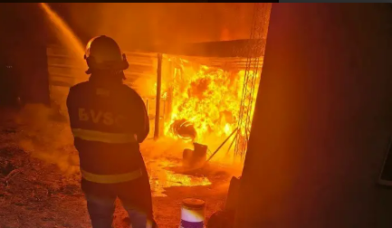 Bomberos de San Carlos controlaron incendio en vivienda de Tres Esquinas
