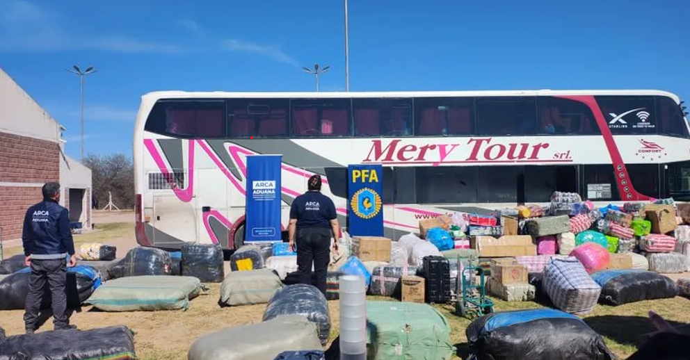 Secuestraron 143 millones de pesos en mercadería de contrabando en micro hacia Mendoza