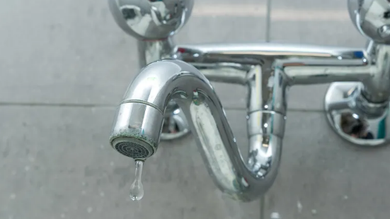 Falla en el bombeo causa corte de agua en barrio La Favorita
