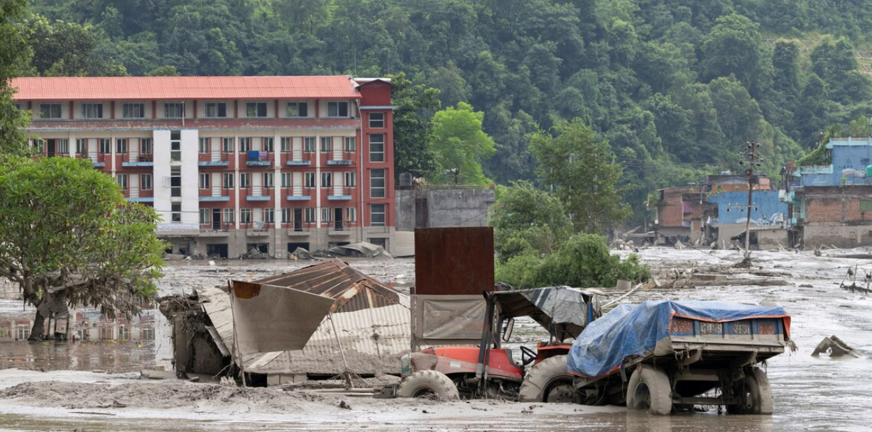 Glaciar en colapso: investigadores vinculan avalancha de hielo con inundaciones en Nepal - imagen adicional