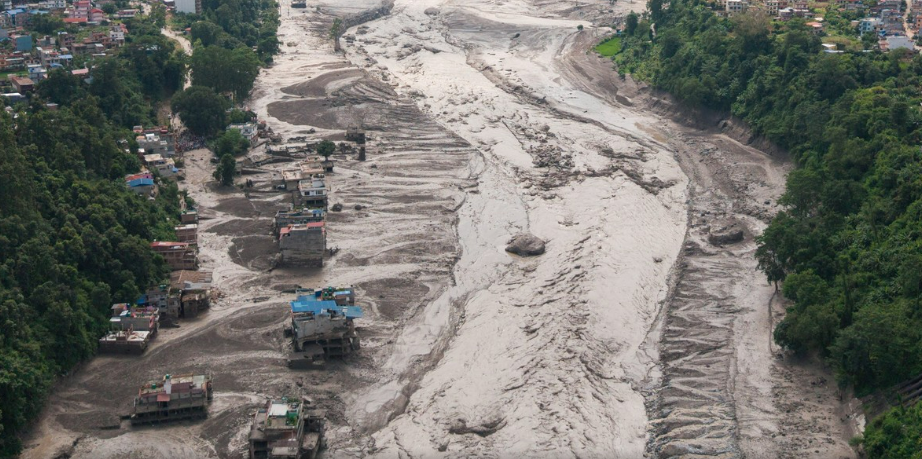 Glaciar en colapso: investigadores vinculan avalancha de hielo con inundaciones en Nepal