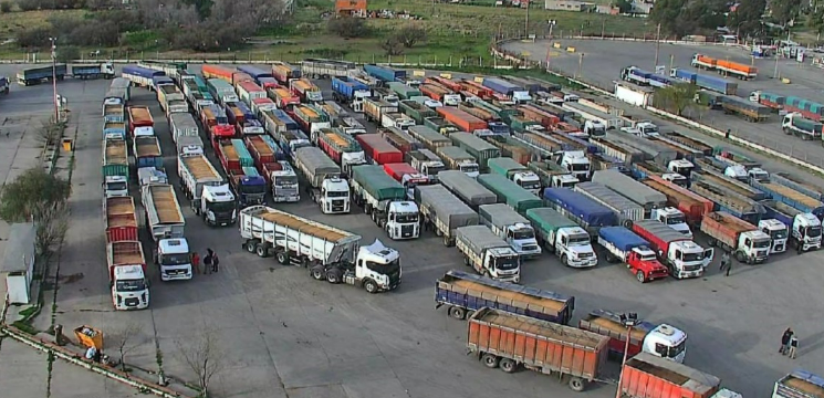 Récord de exportaciones de maíz: los puertos colapsan de camiones