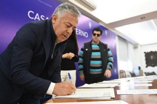 Mendoza entregó 15 escrituras de propiedad en Godoy Cruz
