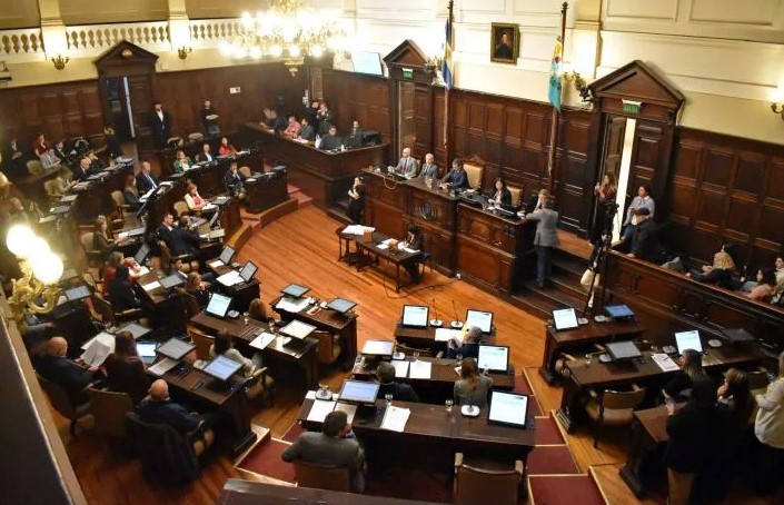 Mendoza aprueba multas y arresto por tirar basura en cauces de agua - imagen adicional