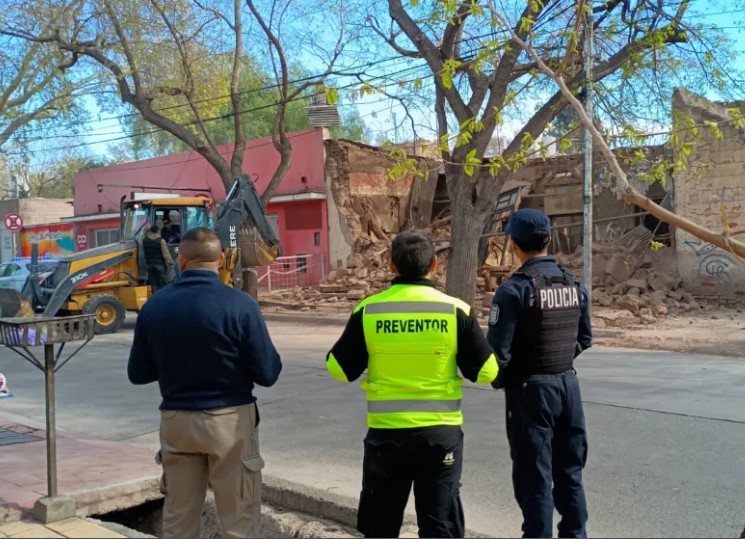 Demolieron una vivienda usurpada que funcionaba como centro de actividades ilícitas